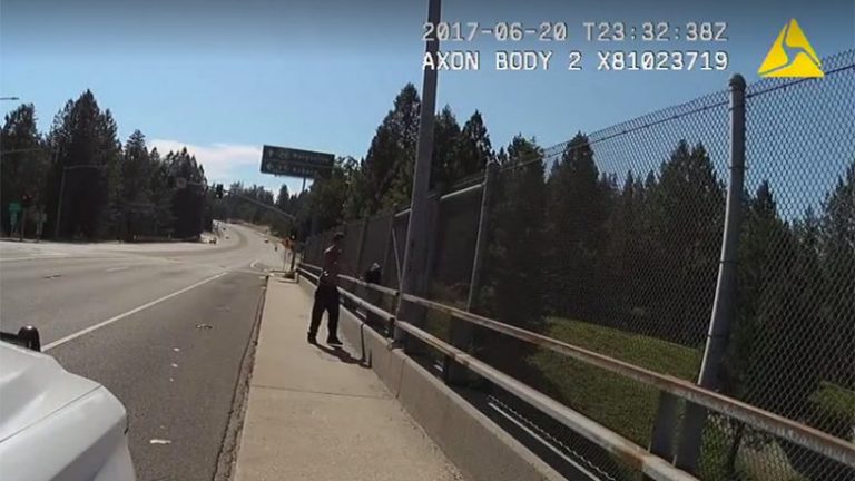 Tentoi të hidhet nga ura, policët intervenuan duke ia shpëtuar jetën – publikohen pamjet rrëqethëse (Foto/Video)