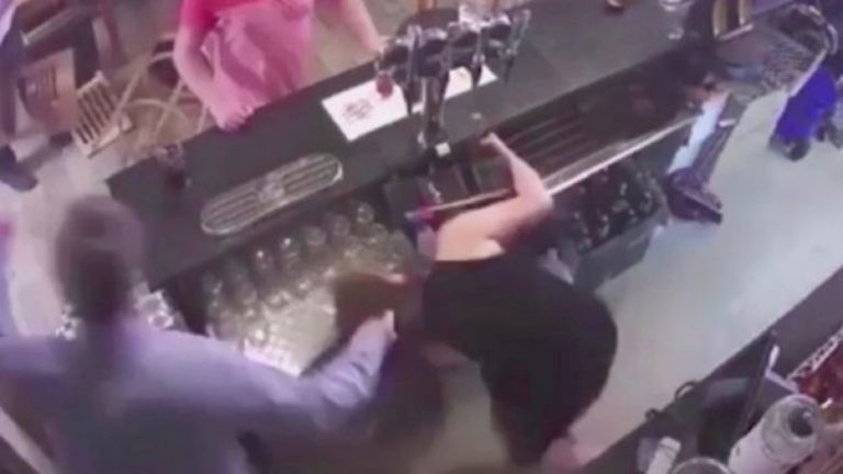 Rrahu brutalisht gruan e tij në lokal, dhe videon e dhunës e postoi në Facebook (Video, +18)