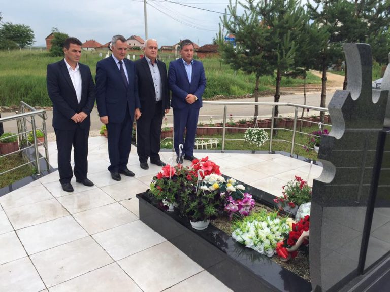 Ahmeti nderon dëshmorin e kombit Lulzim Llugiqi nga Dobraja Madhe