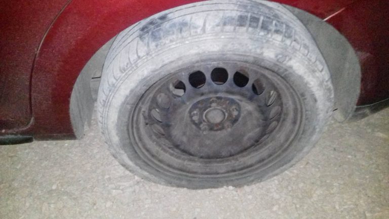 I dëmtohet vetura Nehat Tërpezës, gjatë qëndrimit në Zllakuqan (FOTO)