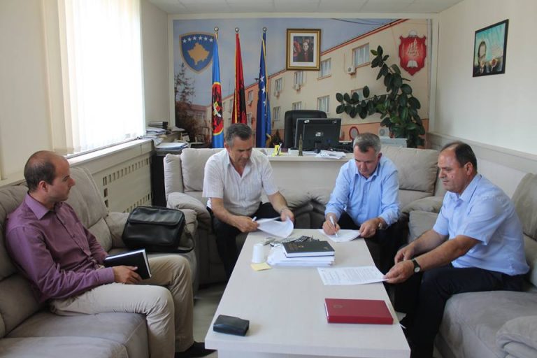 Kryetari Ahmeti nënshkruan marrëveshje bashkëpunimi me IADK-në, përfitojnë fermerët lipjanas
