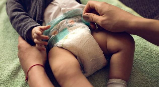 Nëna ia heq pelenën djalit për ta zbuluar se ia kanë bërë synet pa dijeninë e saj