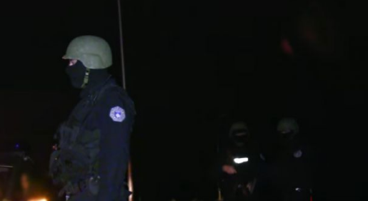 Pamje të pa publikuara të arrestimit të serbëve që mbanin mbishkrime nacionaliste në afërsi të Lipjanit (Video)
