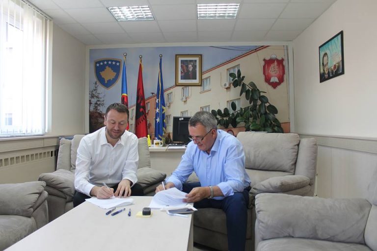 Kryetari Ahmeti dhe Ministri Abrashi nënshkruan Marrëveshje Bashkëpunimi për punësimin e mbi 50-të qytetarëve të Komunës së Lipjanit
