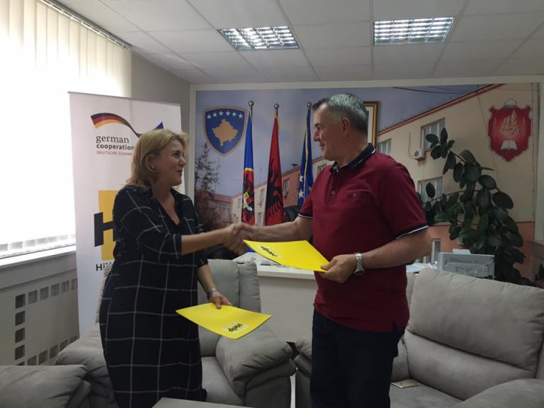Nënshkruhet marrëveshje bashkëpunimi në mes Komunës së Lipjanit dhe organizatës Help, përfitojnë 35 mikro biznese