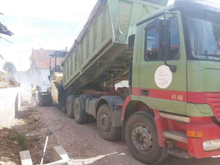 Asfaltohen rrugët në fshatin Smallushë (FOTO)