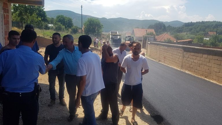 Asfaltohet rruga e fshatit Resinovc