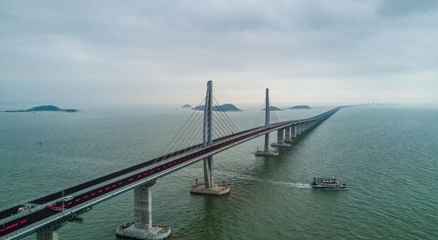 Kina përfundon ndërtimin e urës më të gjatë mbi det, shtrihet 54km mbi ujë (Foto)