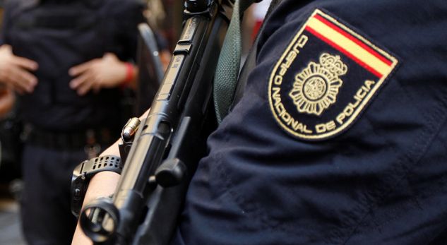 I sulmon me thikë oficerët kufitarë duke bërtitur “Allahu Akbar” (Foto)