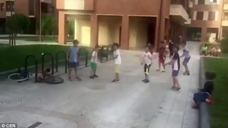 Fëmijët imtojnë festivalin spanjoll, në vend të demit ndiqen nga një qen i vogël (Video)
