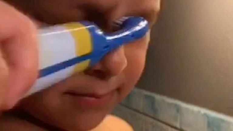 Imiton personazhin nga filmat e animuar, pastron sytë me brushën e dhëmbëve (Video)