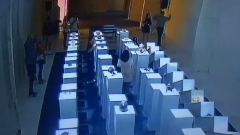Duke bërë “selfie”, shkaktoi dëm prej 200 mijë dollarëve! (Video)