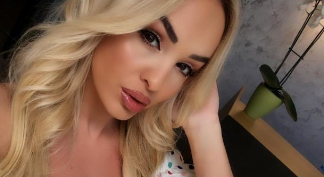 Adelina tregon se ka të pasme bombastike (Foto)