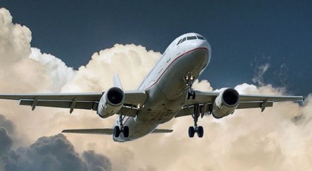 Shqiptari hip në aeroplan, tmerrohet nga ajo çka sheh në hartë (Foto)