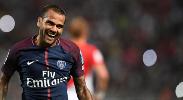 Alves barazon rekordin si lojtari më i trofeshëm në histori të futbollit (Foto)
