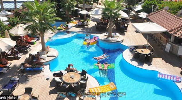 Skandal në Antalia: 4 turistët e rinjtë sulmohen seksualisht nga stafi i hotelit