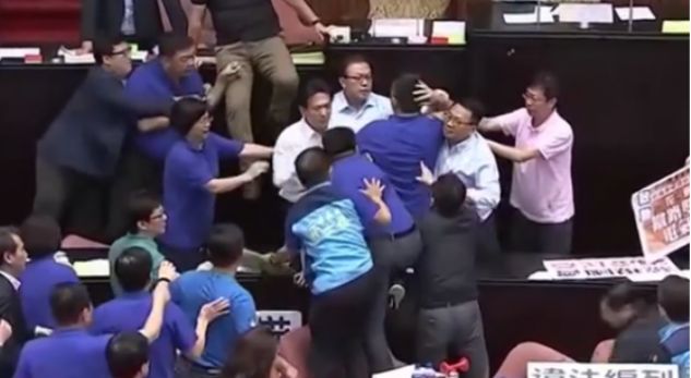 Kështu kërcasin grushtet në Parlamentin e Tajvanit (Video)