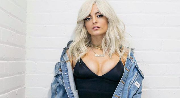 Bebe Rexha tregon format perfekte në jaht (Foto)