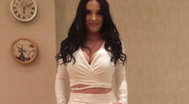 Shikojeni gjoksin gjigant të Bleronës në bikini (Foto)