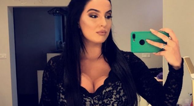 Blerona me foto seksi nga shtrati (Foto)