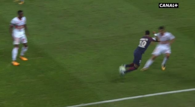 Neymar, a je normal? Tallet me kundërshtarin (Video)