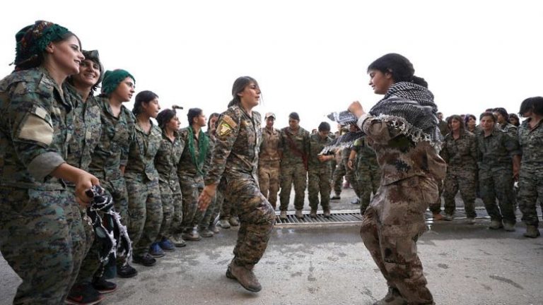 “Gati për betejë”: Gratë siriane përgatiten për të luftuar kundër ISIS-it (Foto)