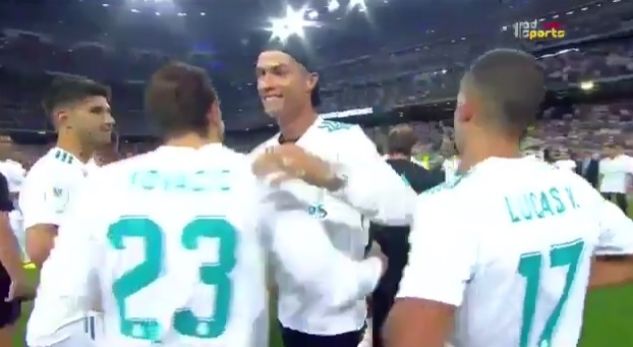 Ronaldo i uron lojtarët një nga një (Video)