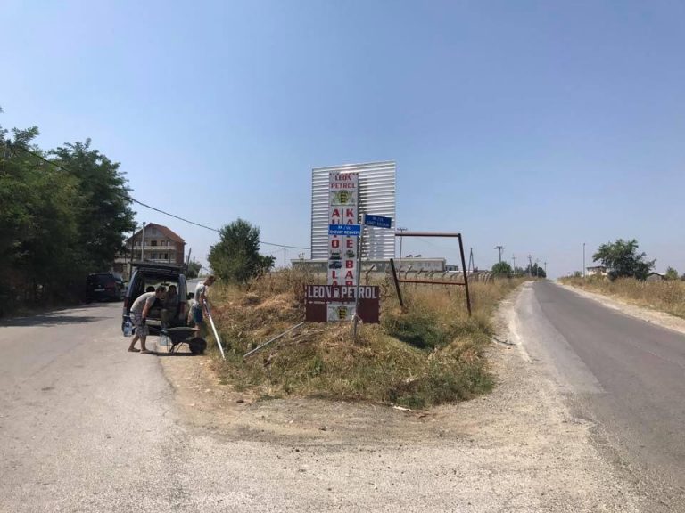 Mërgimtarët vendosin tabela orientuese me emrat e fshatrave