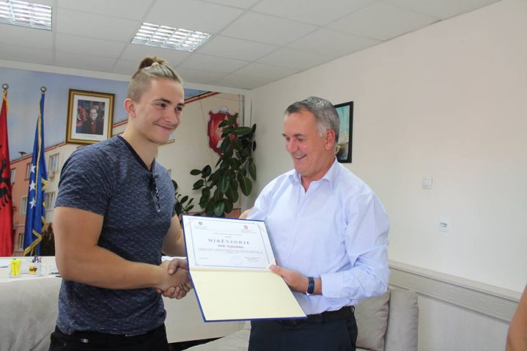 Kryetari Ahmeti nderon Diell Zejnullahun për medaljen e artë