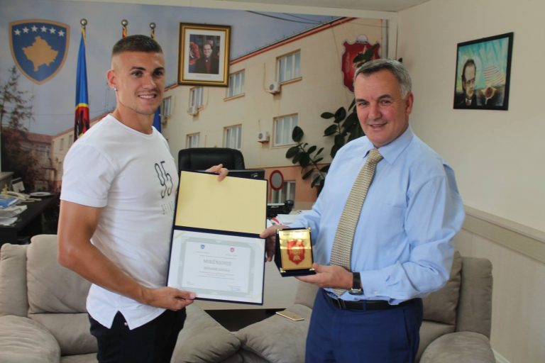 Kryetari Ahmeti nderon futbollistin Benjamin Kololli