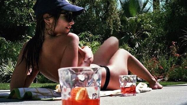 Verë e nxehtë! Supermodelja pozon nudo në pishinë