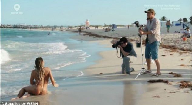 Modelja e famshme e shkel ligjin e plazhit familjar, zhvishet e tera (Foto)