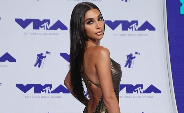 Klani Kardashian ‘sulmohet’ nga ish-e dashura e Justin Bieber (FOTO)