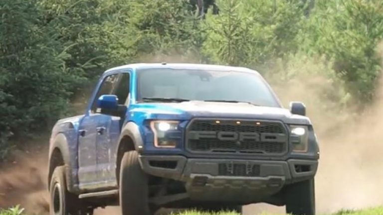 Amortizueset e mahnitshme të Ford F-150 Raptor, gjatë lëvizjes në terren të vështirë (Video)