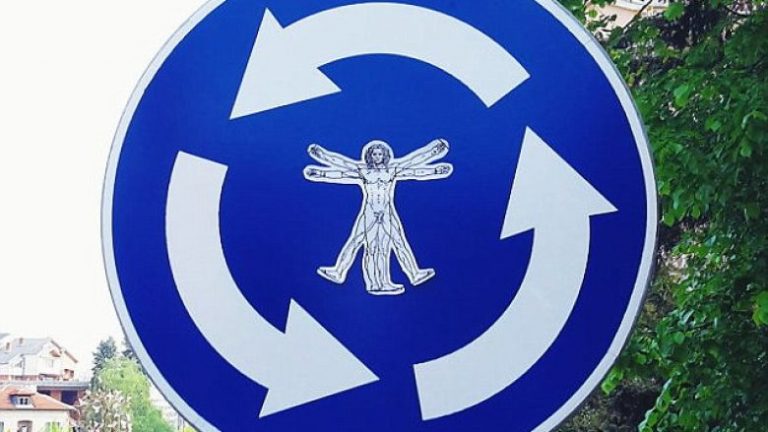 Dekorimi i shenjave të komunikacionit nga artisti bullgar (Foto)
