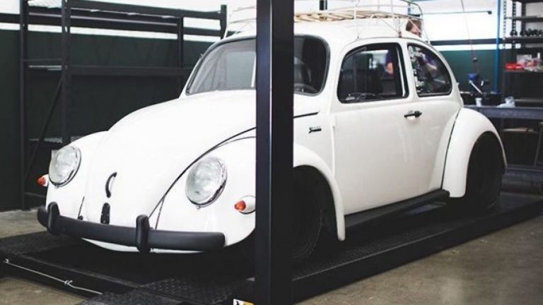 Del në shitje VW Beetle, i modifikuar e me 305 kuajfuqi (Video)