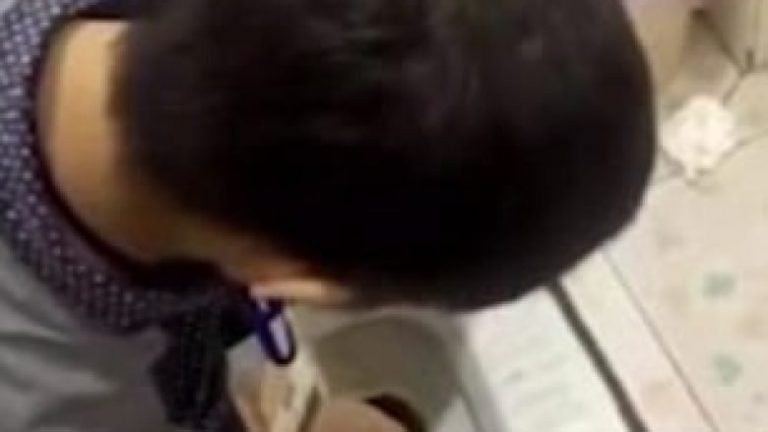 Nuk i kryen punët si duhet, detyrohen të pinë ujë nga tualeti (Video)