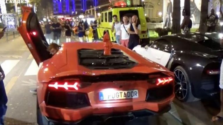 Dy femra nuk i rezistojnë këtij Aventadori, futen brenda me pronarin e panjohur! (Video)