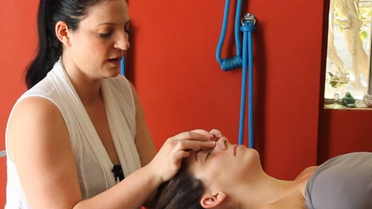 Harroni tabletat: Me ndihmën e masazhit dhembja e kokës pushon për vetëm tre minuta (Video)