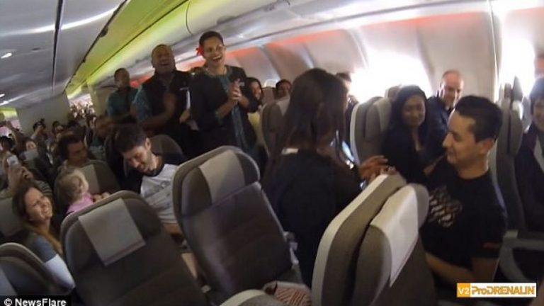 Me ndihmën e stjuardesave, i propozoi të dashurës martesë gjatë fluturimit (Video)