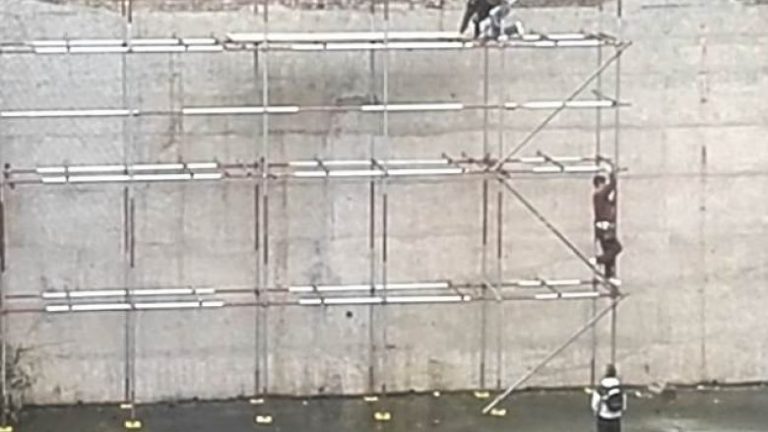 Ngjiten në skelat e lagëta pa asnjë pajisje mbrojtëse (Video)