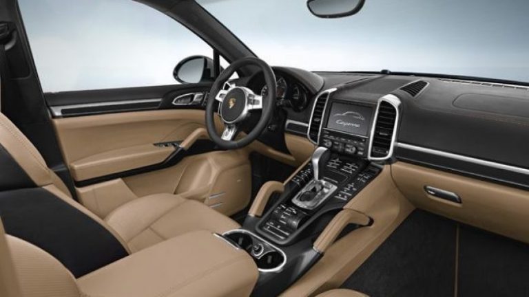 Porsche detyrohet të blejë syze për blerësit që thonë se enterieri po u shkakton marramendje! (Foto)