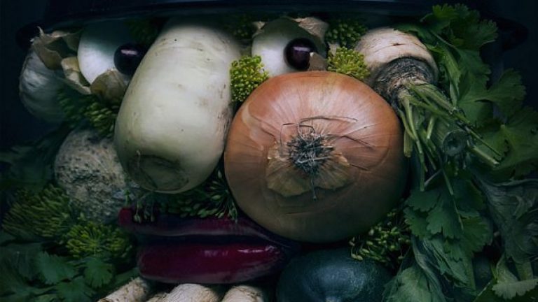 Portretet nga pemët dhe perimet, duken sikur po ju shikojnë (Foto)