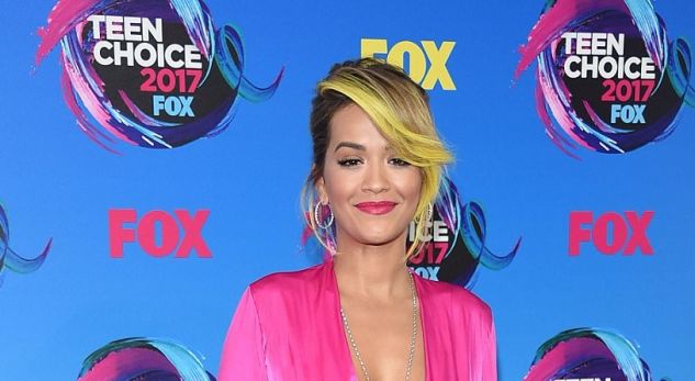 Rita, këngëtarja e cila eksperimentoi me veshje në “Teen Choice Awards” (FOTO)