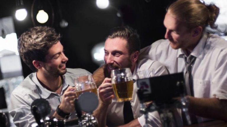 Nëse skuqeni kur konsumoni alkool, urgjentisht ndaleni pijen