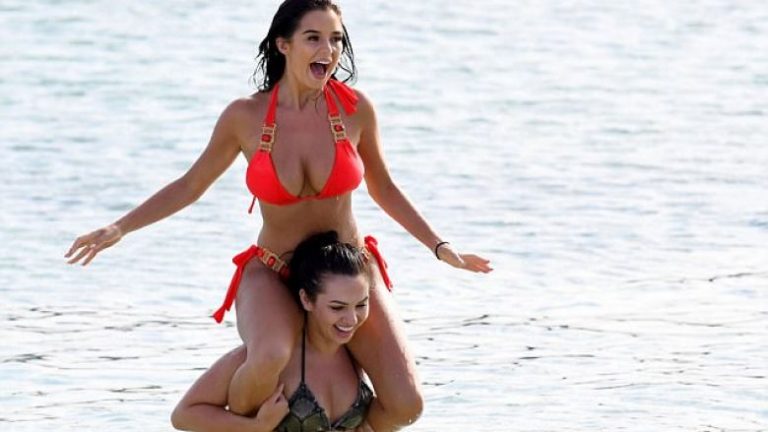 Demi Rose pas verës së ngarkuar, pushon në plazh (Foto)