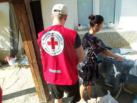 Ndihmohen 100 familje në Lipjan nga Kryqi Kuq (FOTO)