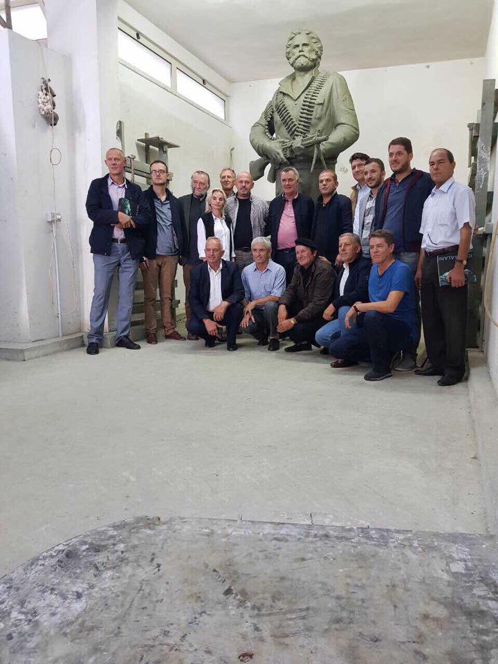Kryetari Ahmeti dhe familja Jashari kanë vendosur që shtatorja e Komandantit Adem Jashari të vendoset me 28 nëntor në sheshin e Lipjanit