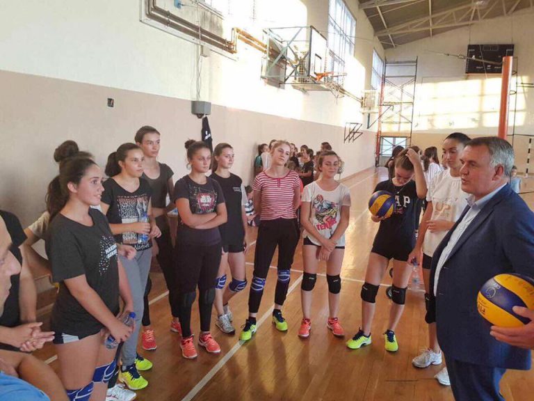 Kryetari Imri Ahmeti takon volejbollistet e KV Ulpiana në Lipjan (FOTO)