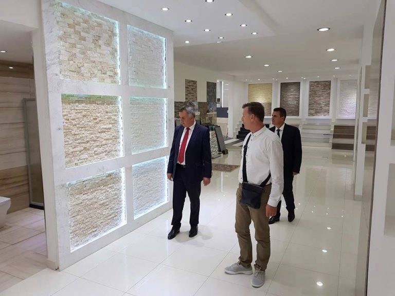 Kryetari Ahmeti viziton kompaninë DINO me mbi 420 punëtor